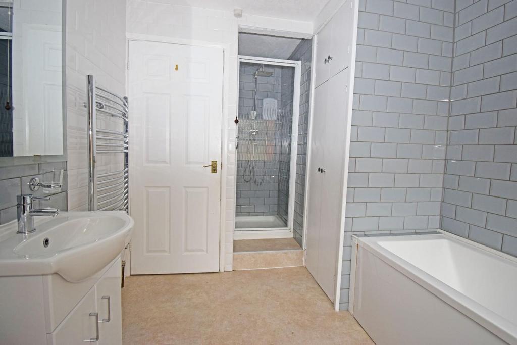 6 Ash Drive, bathroom b.jpg