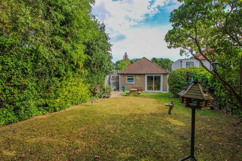 Hogarth Avenue, Brentwood