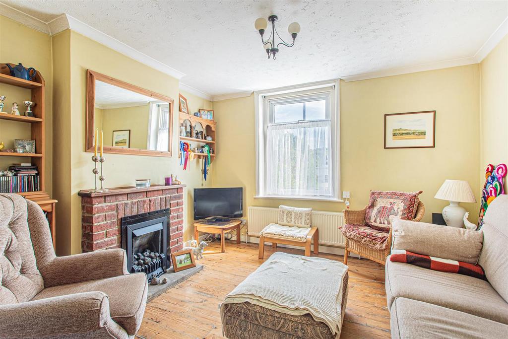 High Street, Wroughton, Swindon 2 bed semidetached house £195,000