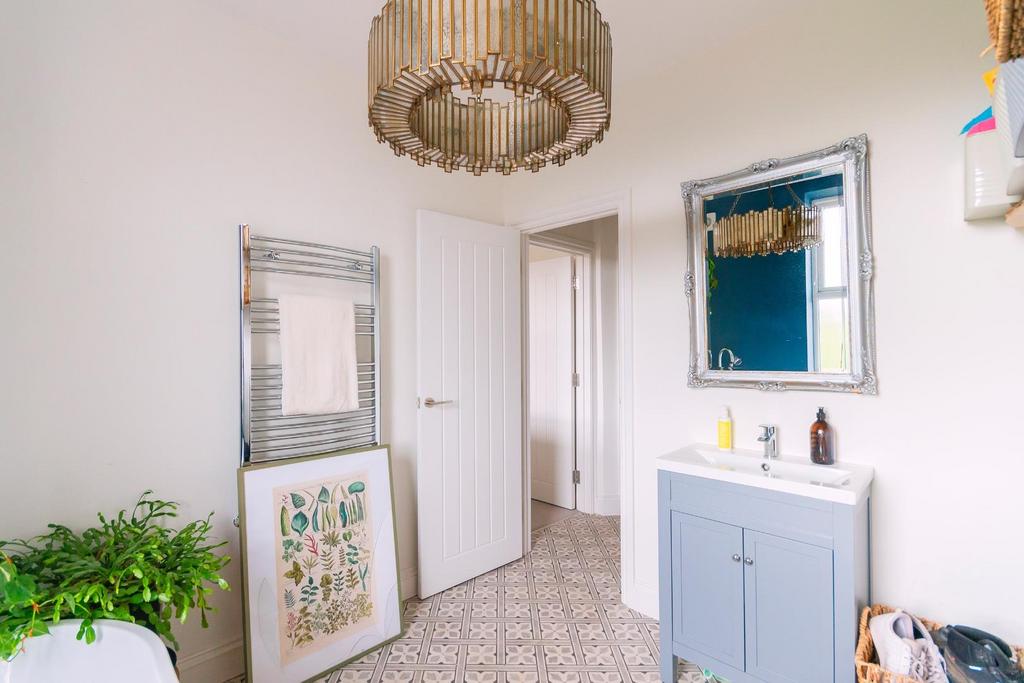 DAORDLOWSTOC231 - Bathroom A.jpg