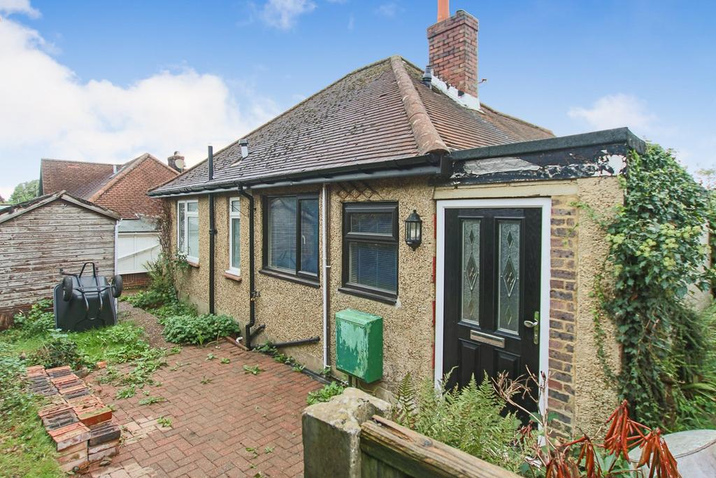 Lingfield Road, East Grinstead, RH19 2 bed detached bungalow for sale
