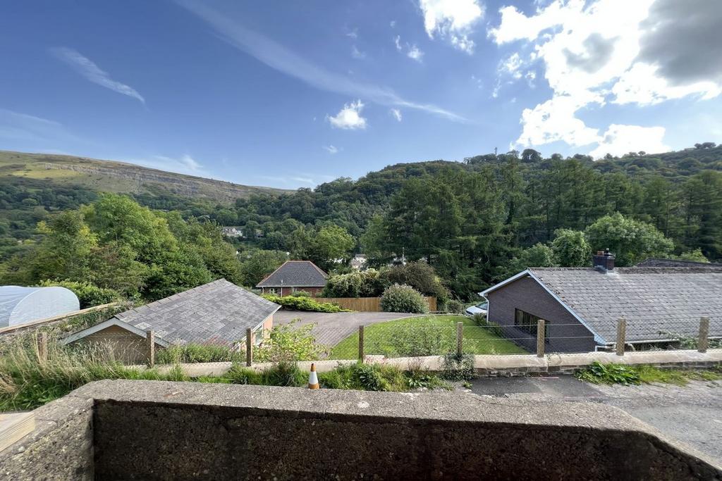 Clydach, Abergavenny, NP7 2 bed terraced house for sale £165,000