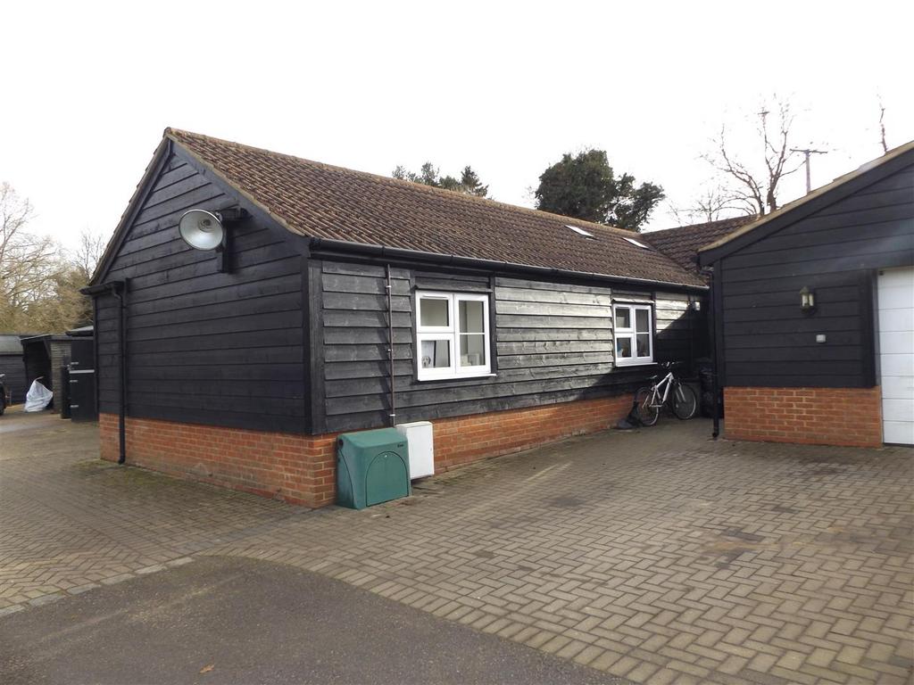 Birch Tree Grove, Chesham HP5 2 bed detached bungalow £1,295 pcm (£