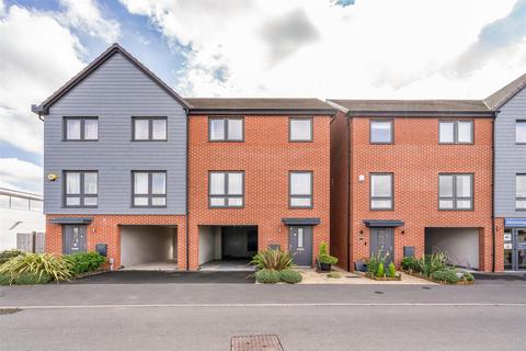 3 bedroom semi-detached house for sale - Shepherds Green Road, Shirley, Solihull