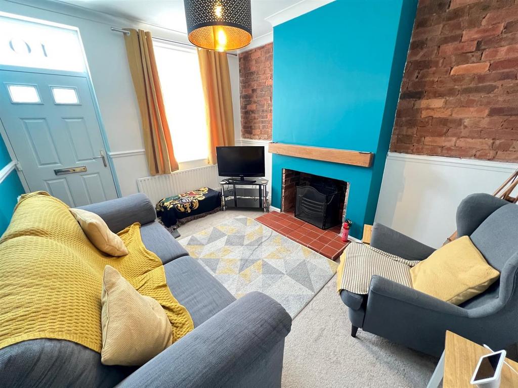 Cecil Street, Stourbridge, DY8 1XG 2 bed terraced house £825 pcm (£