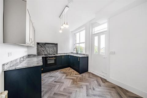 2 bedroom flat for sale, Hilltop Road, West Hampstead, NW6