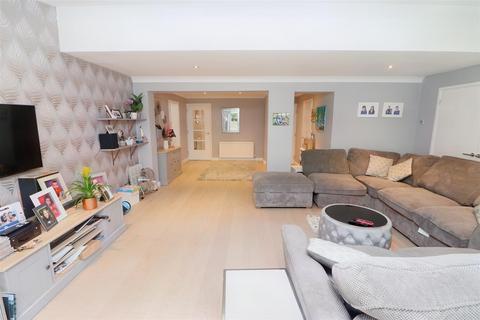 83 Cavendish Crescent, Elstree, Borehamwood, WD6 3JW