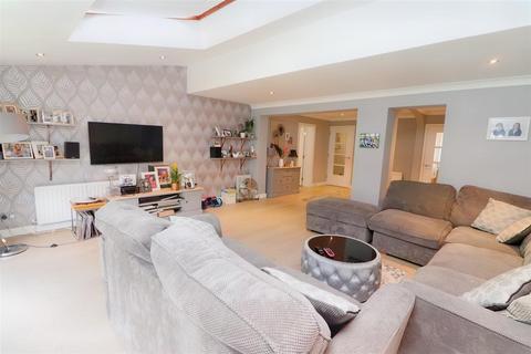 83 Cavendish Crescent, Elstree, Borehamwood, WD6 3JW