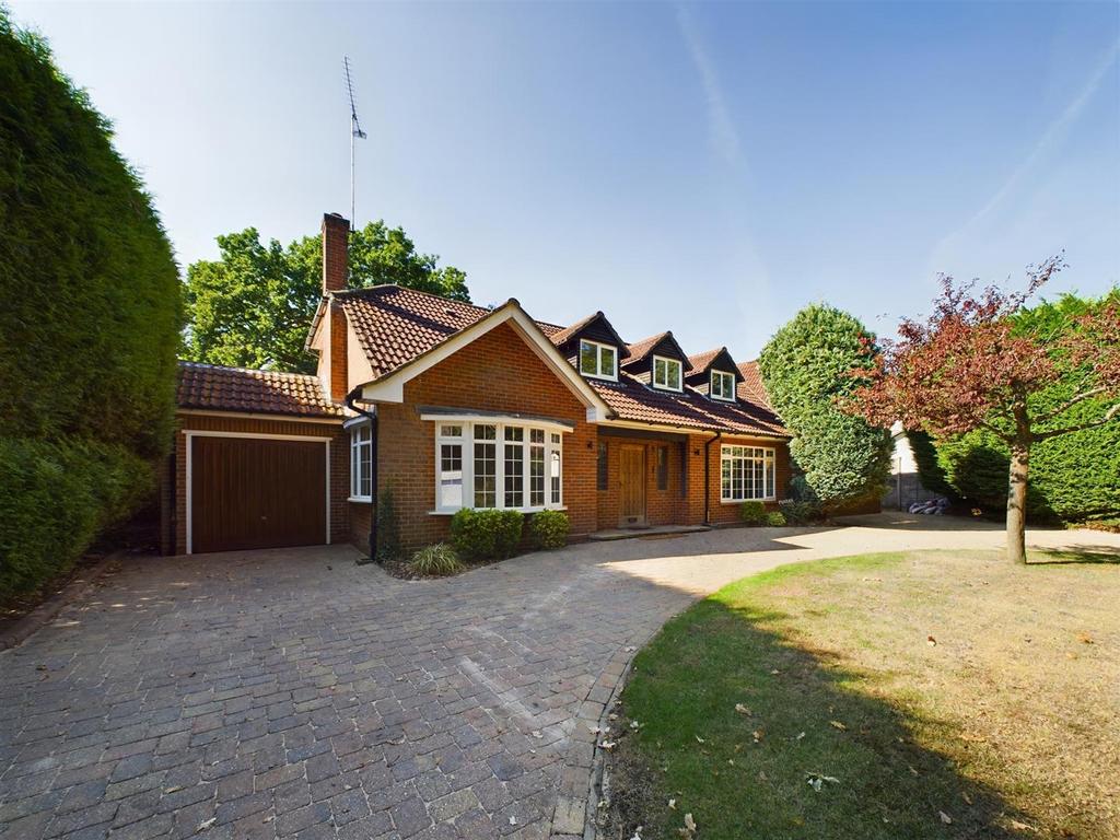Barham Close, Weybridge 7 bed house to rent £4,995 pcm (£1,153 pw)