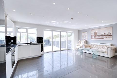 4 bedroom semi-detached house for sale - Blenheim Gardens, Aveley RM15