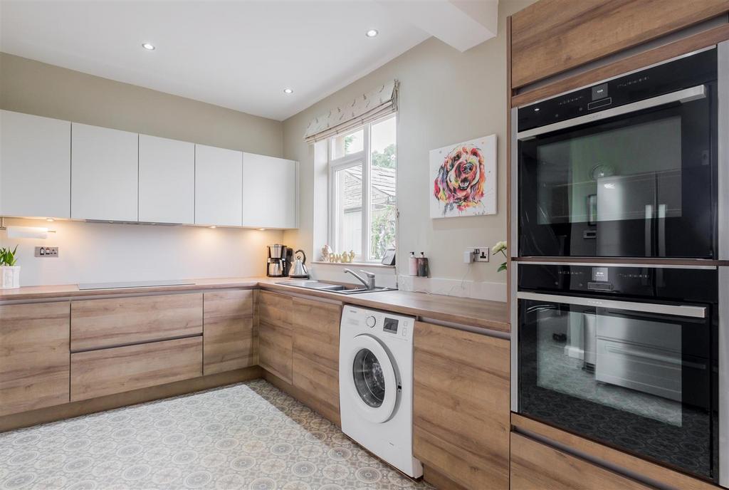Bradley Road, Huddersfield, HD2 3 bed semidetached house for sale £