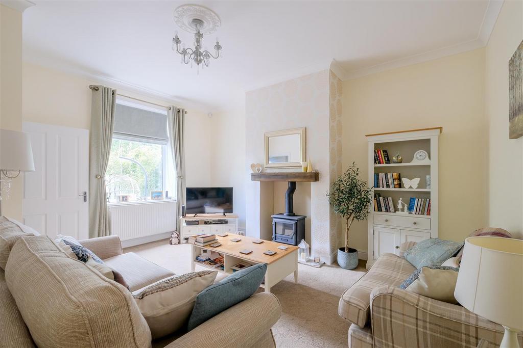 Quarmby Road, Huddersfield, HD3 2 bed end of terrace house for sale £