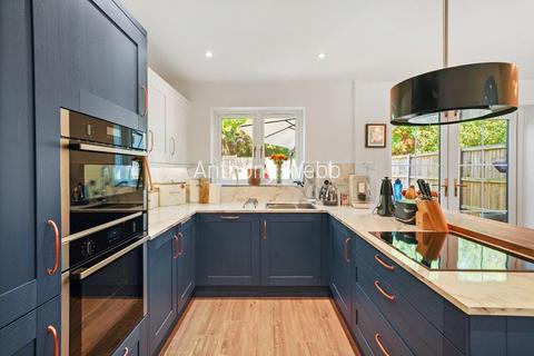 4 bedroom semi-detached house for sale - Crothall Close, Palmers Green, London N13