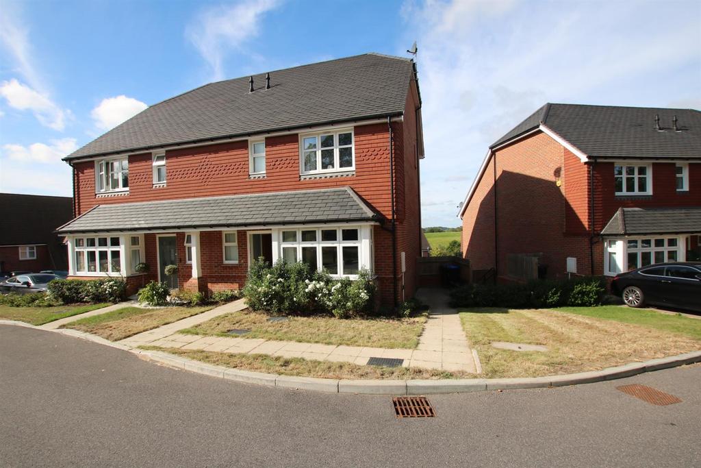 CONSORT DRIVE, LEATHERHEAD KT22 4 bed semidetached house £924,950