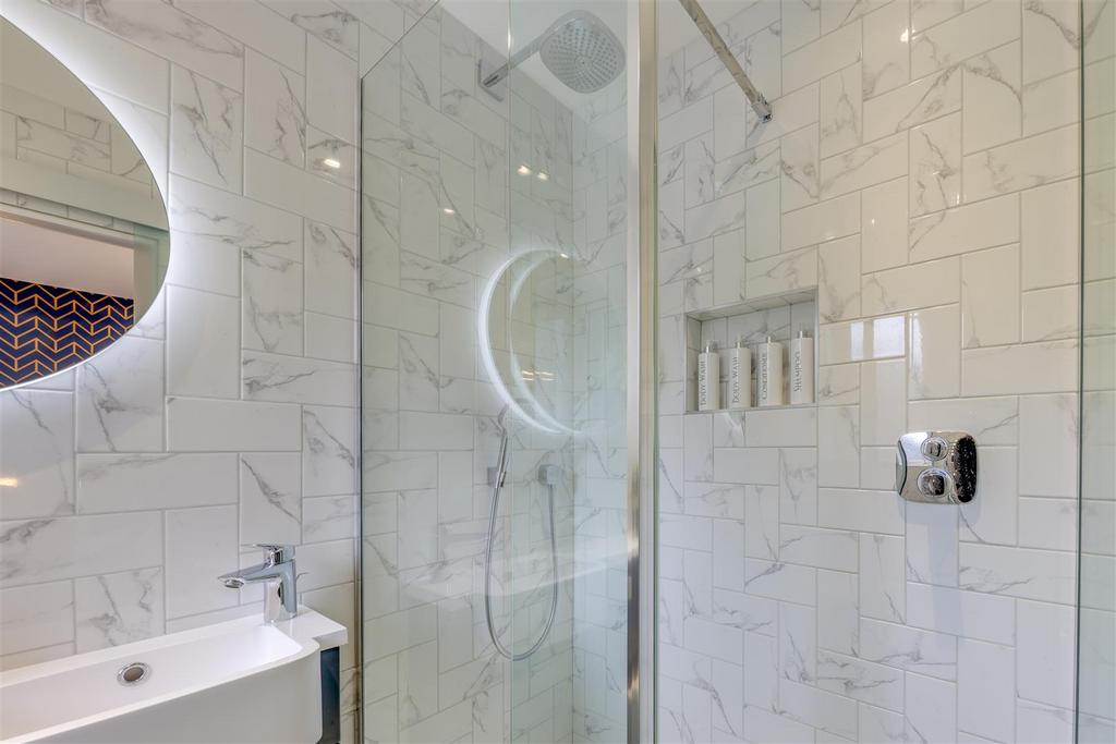 En Suite Shower Alt