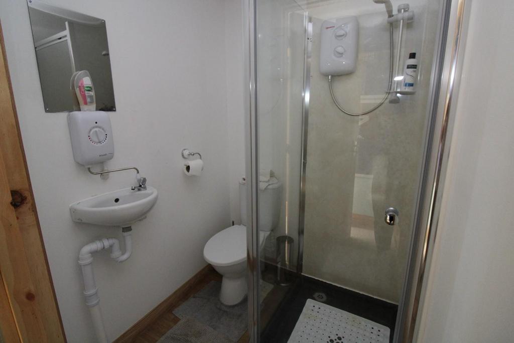 Bar shower room.jpg