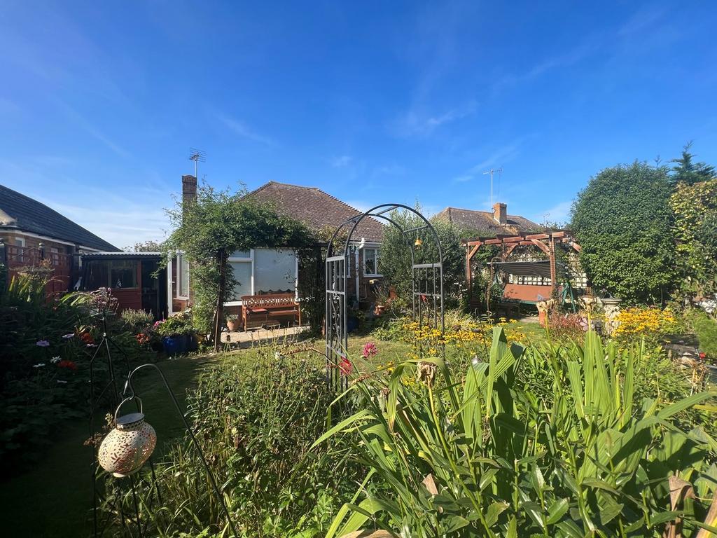 Rainham Way, FrintononSea, CO13 2 bed detached bungalow for sale £349,995