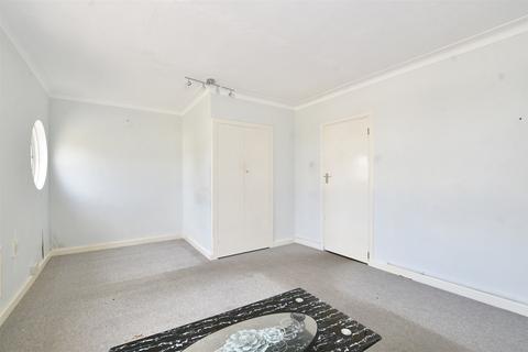 2 bedroom flat for sale, Lincoln Close, South Norwood