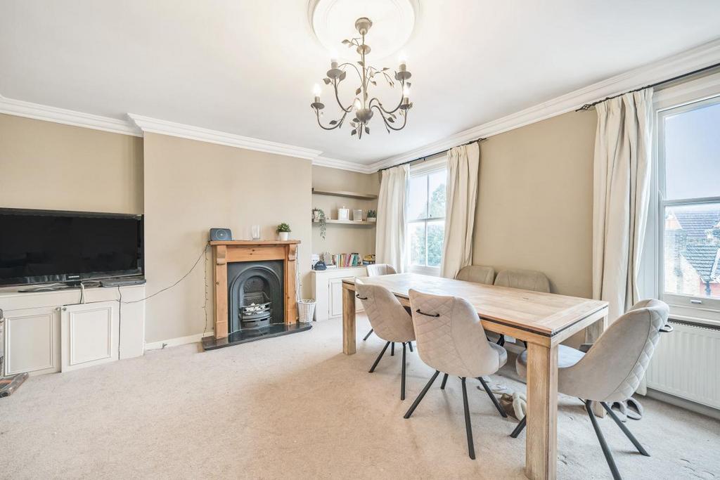 Byrne Road, Balham 2 bed flat for sale £600,000