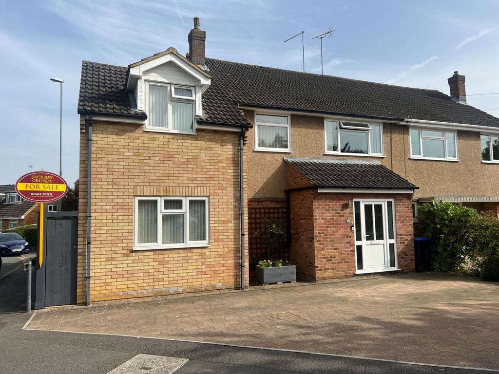 Landcross Drive, Abington Vale, Northampton NN3 3LN 4 bed semidetached