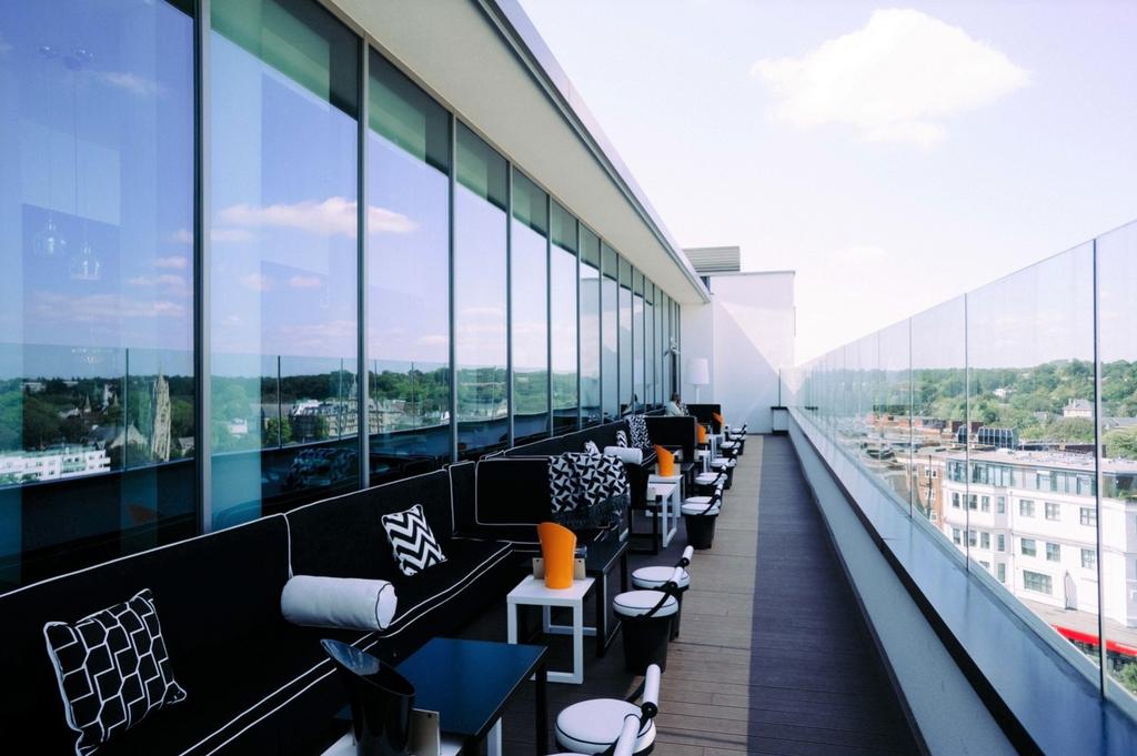 Roof bar