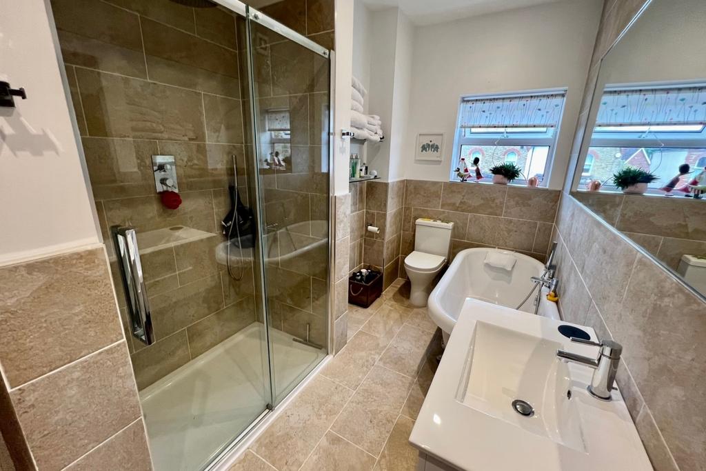 15 Grange Road BATHROOM