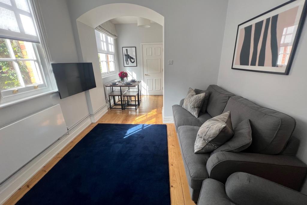Hollywood, Kinburn Drive, Egham... 1 bed flat £1,395 pcm (£322 pw)