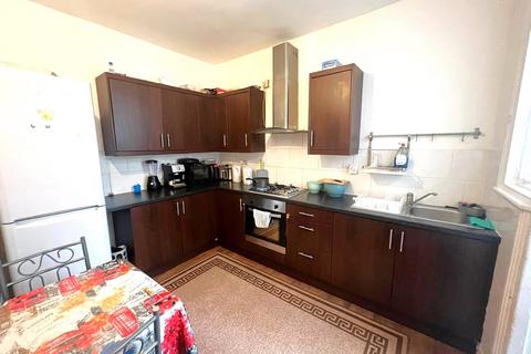 4 bedroom terraced house to rent - Grove Green Road, London, E11