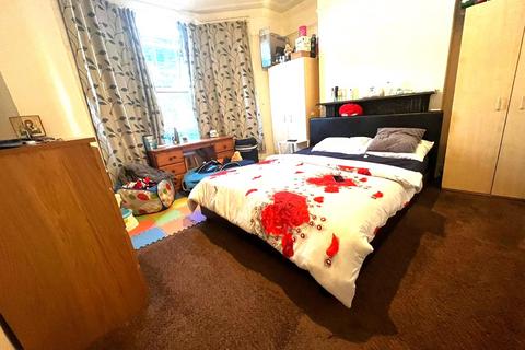 4 bedroom terraced house to rent - Grove Green Road, London, E11
