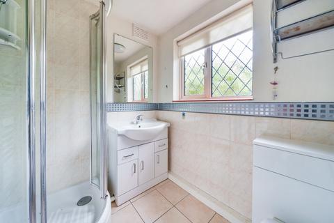 2 bedroom bungalow for sale - Leach Grove, Leatherhead, KT22