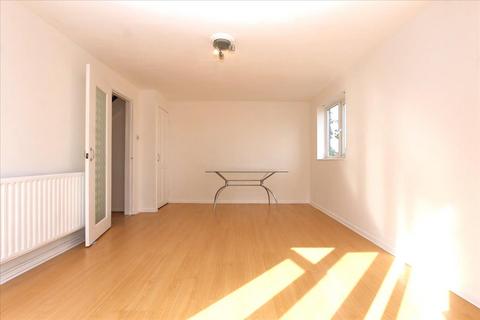 3 bedroom flat to rent - West Close, London, N9