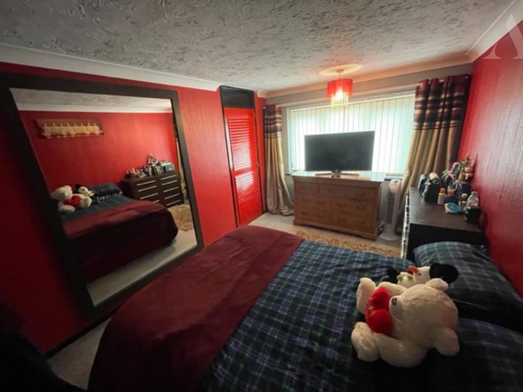 14 Towcester Croft Garden bedroom 1