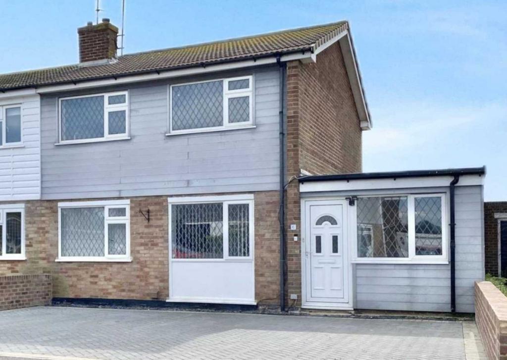 Drake Avenue, Eastbourne 5 bed semidetached house for sale £390,000