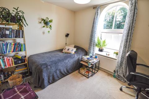 2 bedroom flat to rent, Oakhurst Gardens, Manchester M25