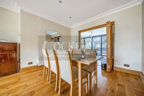 52 West Hallowes, London, SE9 4EX