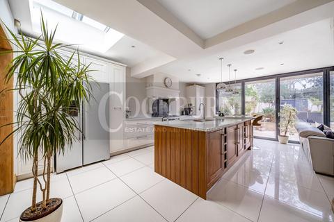 52 West Hallowes, London, SE9 4EX