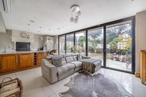 52 West Hallowes, London, SE9 4EX