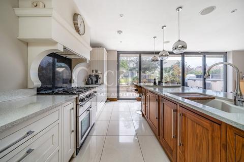 52 West Hallowes, London, SE9 4EX