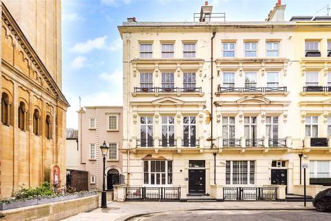 Studio to rent, Ennismore Gardens, London