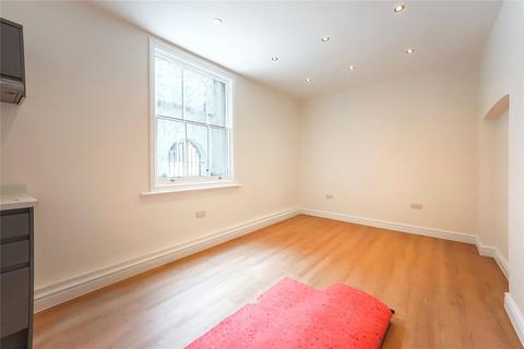 Studio to rent, Ennismore Gardens, London