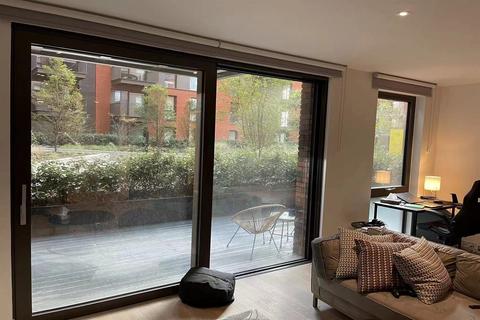 Studio to rent, Legacy Building, Viaduct Gardens, SW11