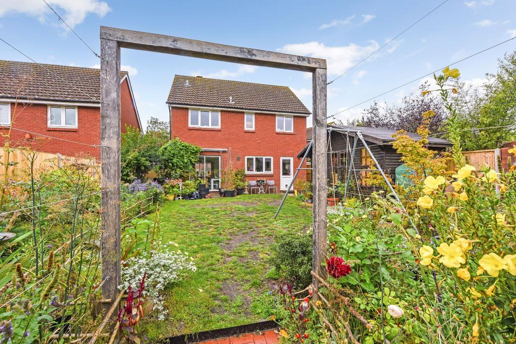 Woodlark Gardens, Petersfield, Hampshire 4 bed detached house for sale