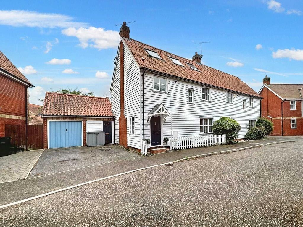 Hazel Close, Noak Bridge SS15 4 bed semidetached house for sale £500,000
