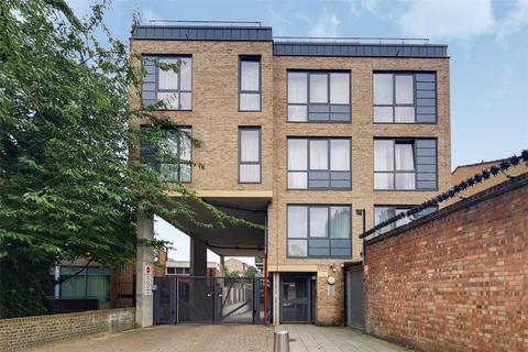 Studio to rent, Festubert Place, London, E3