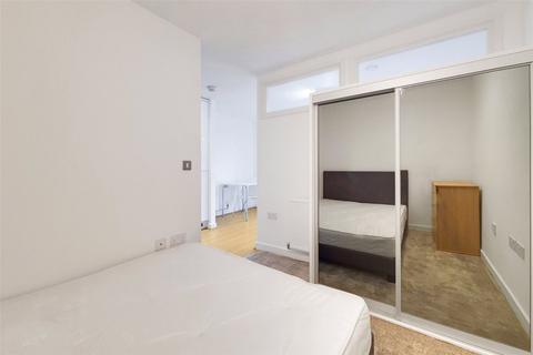 Studio to rent, Festubert Place, London, E3