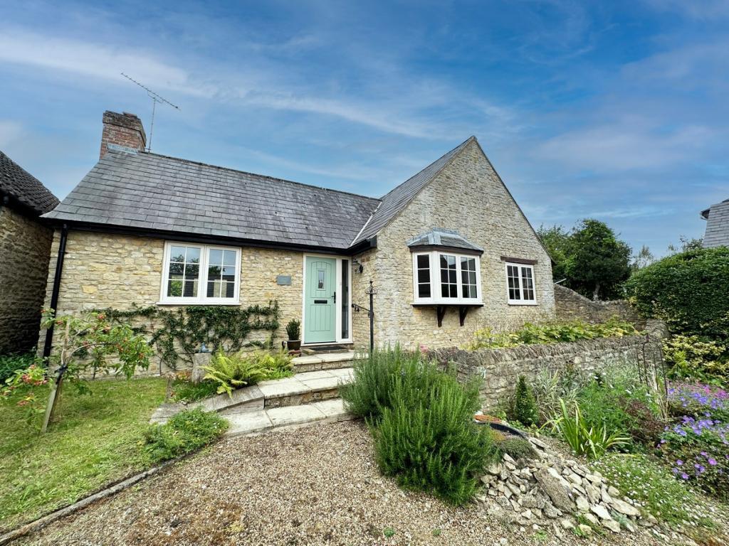 High Street, Stoke Goldington, MK16 3 bed detached bungalow to rent £