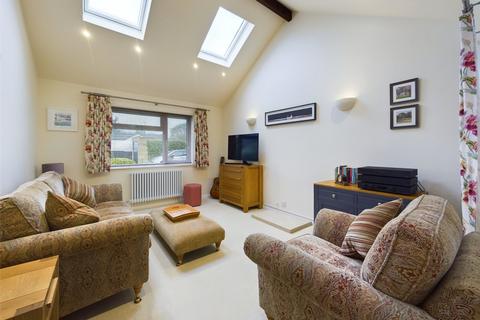 3 bedroom bungalow for sale - Kingscote Close, Cheltenham, Gloucestershire, GL51