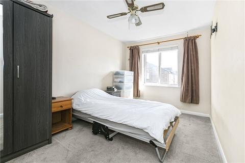 1 Gale Close, Hampton, TW12 3XP