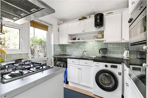 1 Gale Close, Hampton, TW12 3XP