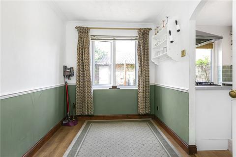 1 Gale Close, Hampton, TW12 3XP